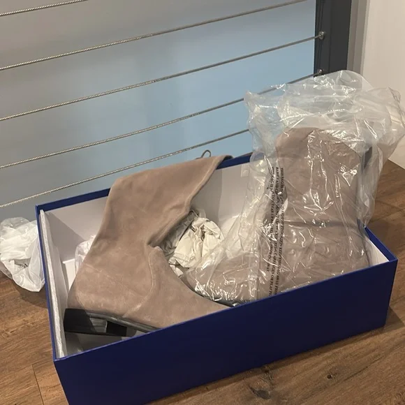 Stuart Weitzman sued boots 9.5 - Picture 3 of 7